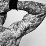 braccio tatuato